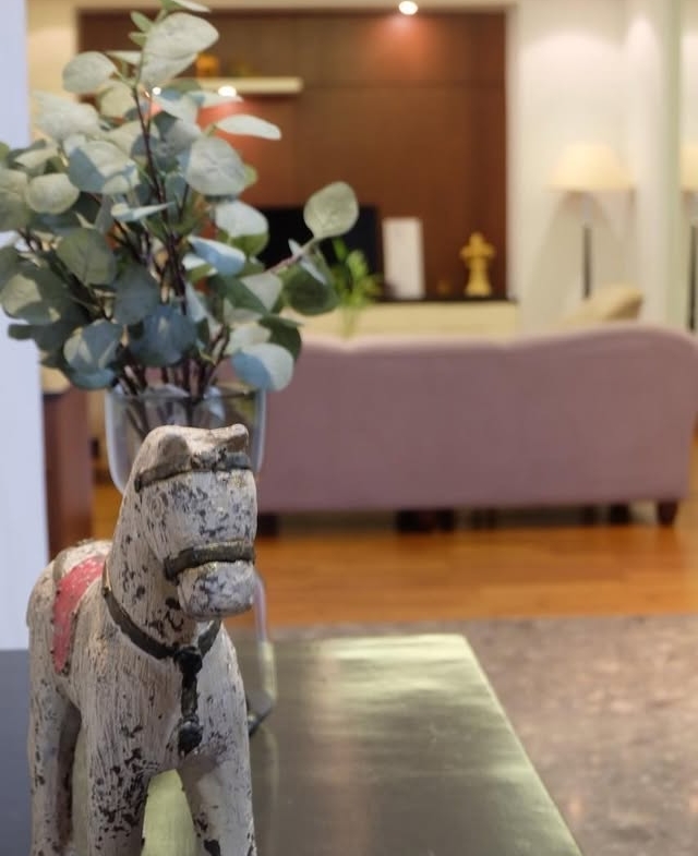 Elegant 3-bed, 4-bath, 220 sqm condo at Royal Residence Park with maid’s quarter, near Lumpini Park. Full facilities, ready to move in. Rent 150,000 THB/month.