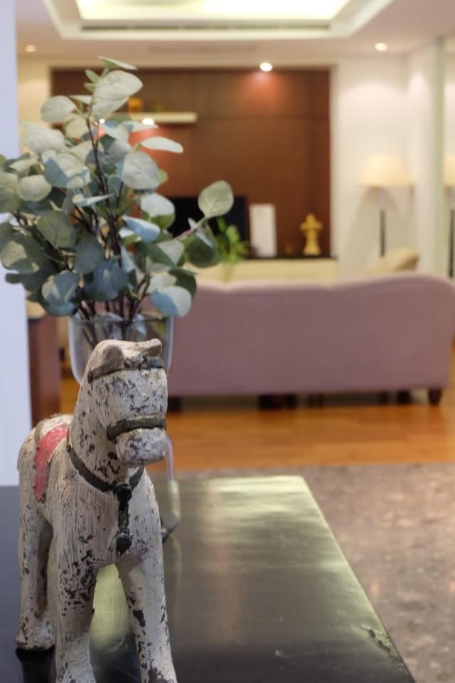 Elegant 3-bed, 4-bath, 220 sqm condo at Royal Residence Park with maid’s quarter, near Lumpini Park. Full facilities, ready to move in. Rent 150,000 THB/month.