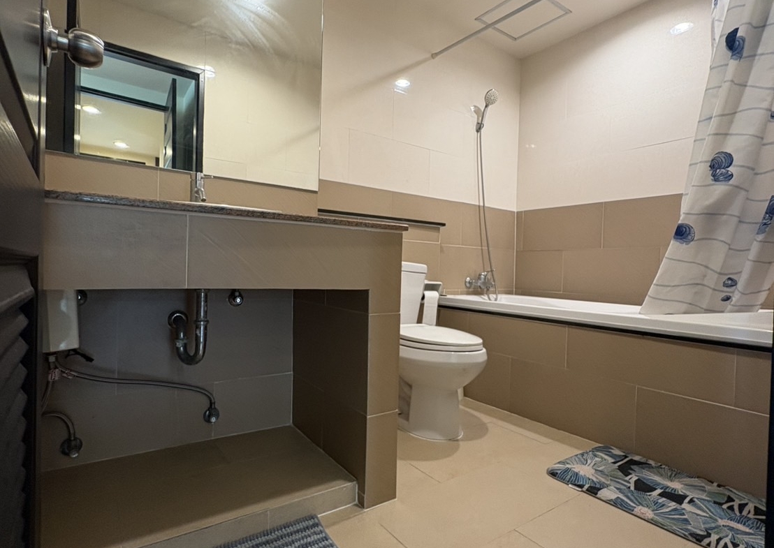 2-Bed, 2-Bath, 80 SQ.M Condo at The Amethyst 39, Sukhumvit 39. Rent 30,000 THB/month or Sale 7.5M THB. Near BTS Phrom Phong. Modern Living in Bangkok