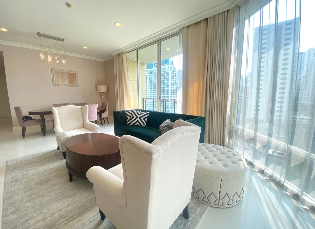 Stunning 3-bedroom, 3-bathroom private residence, 176 sqm with private lift and unblocked views, pet-friendly, 1km from BTS Phrom Phong. Rent for THB 120,000/month.