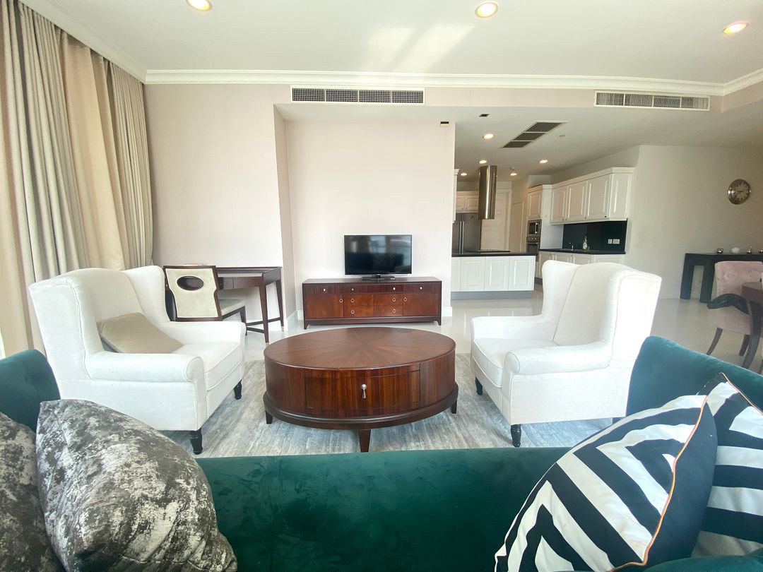 Stunning 3-bedroom, 3-bathroom private residence, 176 sqm with private lift and unblocked views, pet-friendly, 1km from BTS Phrom Phong. Rent for THB 120,000/month.