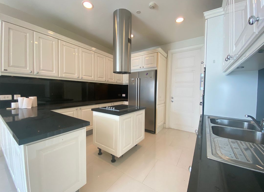 Stunning 3-bedroom, 3-bathroom private residence, 176 sqm with private lift and unblocked views, pet-friendly, 1km from BTS Phrom Phong. Rent for THB 120,000/month.