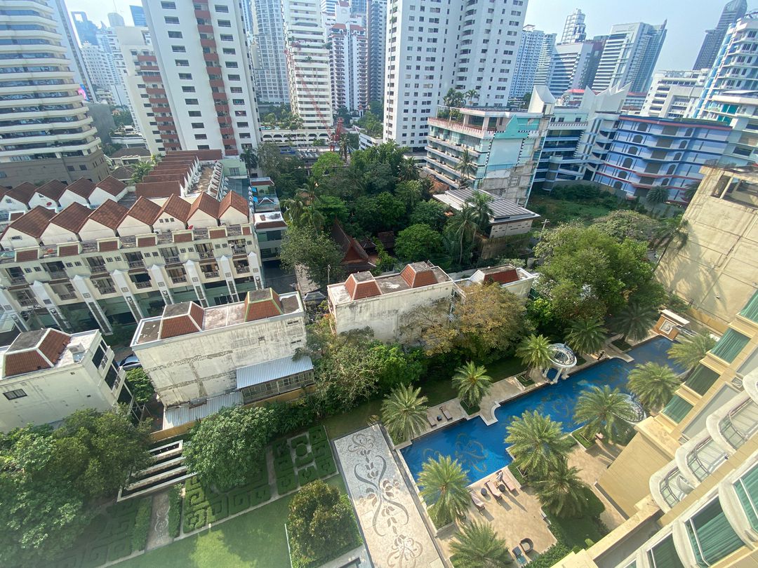 Stunning 3-bedroom, 3-bathroom private residence, 176 sqm with private lift and unblocked views, pet-friendly, 1km from BTS Phrom Phong. Rent for THB 120,000/month.