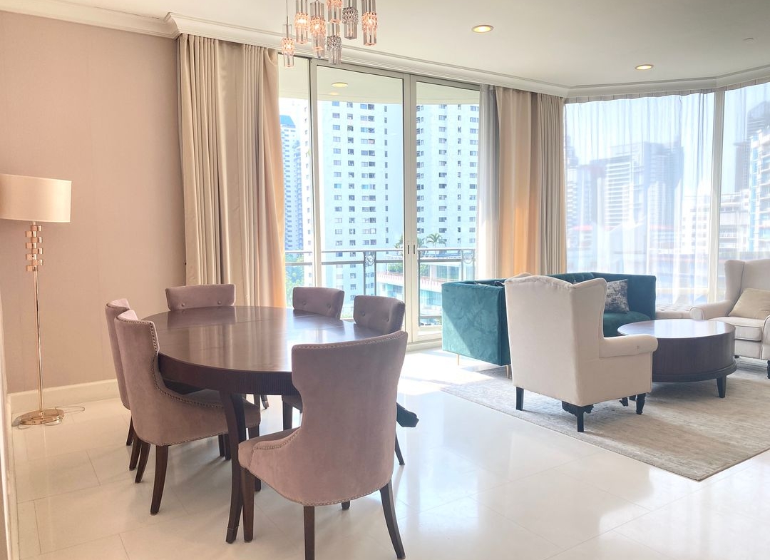 Stunning 3-bedroom, 3-bathroom private residence, 176 sqm with private lift and unblocked views, pet-friendly, 1km from BTS Phrom Phong. Rent for THB 120,000/month.
