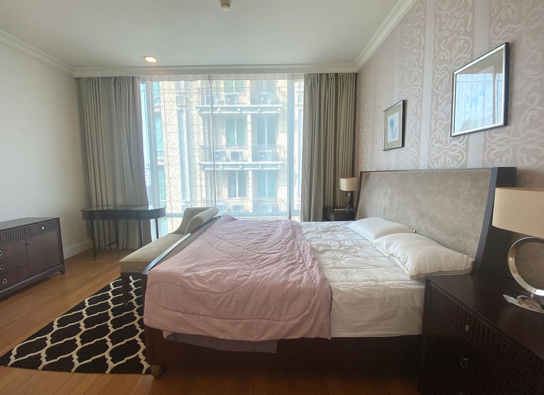 Stunning 3-bedroom, 3-bathroom private residence, 176 sqm with private lift and unblocked views, pet-friendly, 1km from BTS Phrom Phong. Rent for THB 120,000/month.
