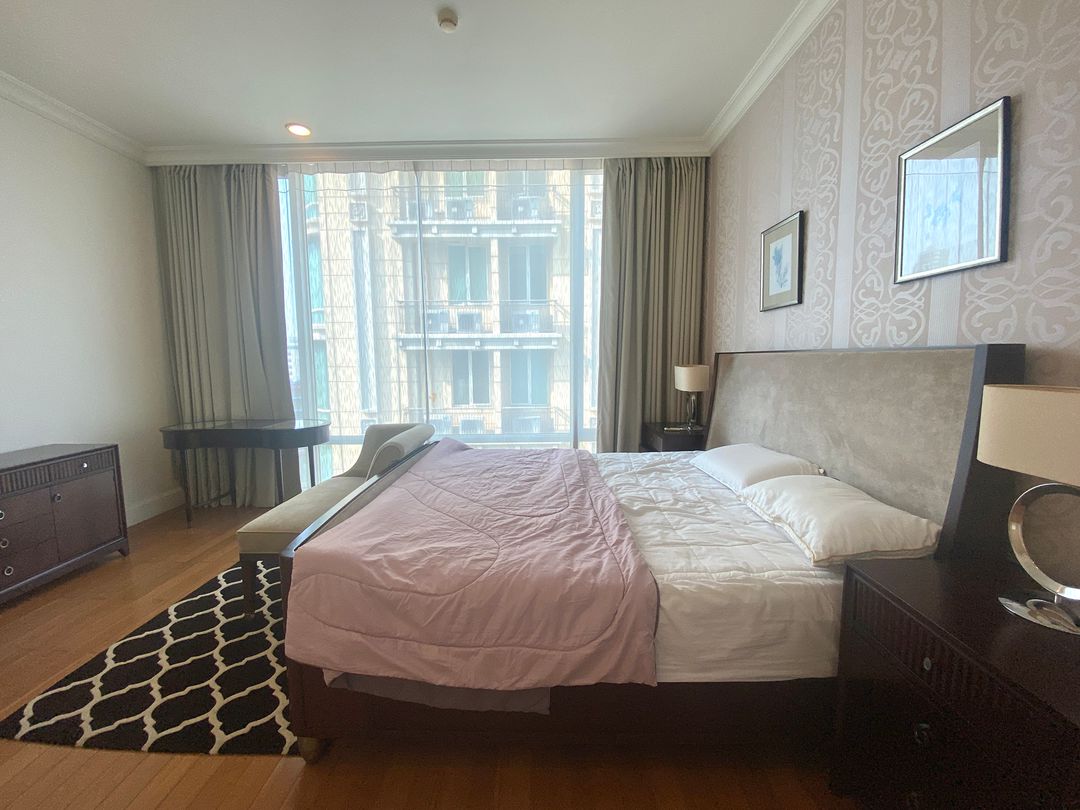 Stunning 3-bedroom, 3-bathroom private residence, 176 sqm with private lift and unblocked views, pet-friendly, 1km from BTS Phrom Phong. Rent for THB 120,000/month.