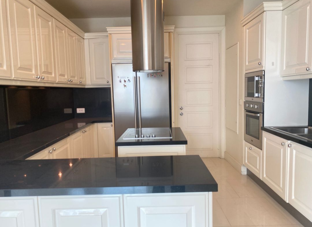 Stunning 3-bedroom, 3-bathroom private residence, 176 sqm with private lift and unblocked views, pet-friendly, 1km from BTS Phrom Phong. Rent for THB 120,000/month.