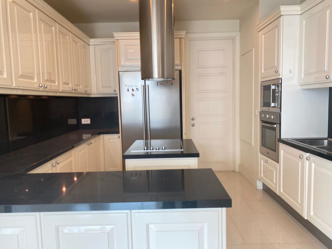 Stunning 3-bedroom, 3-bathroom private residence, 176 sqm with private lift and unblocked views, pet-friendly, 1km from BTS Phrom Phong. Rent for THB 120,000/month.
