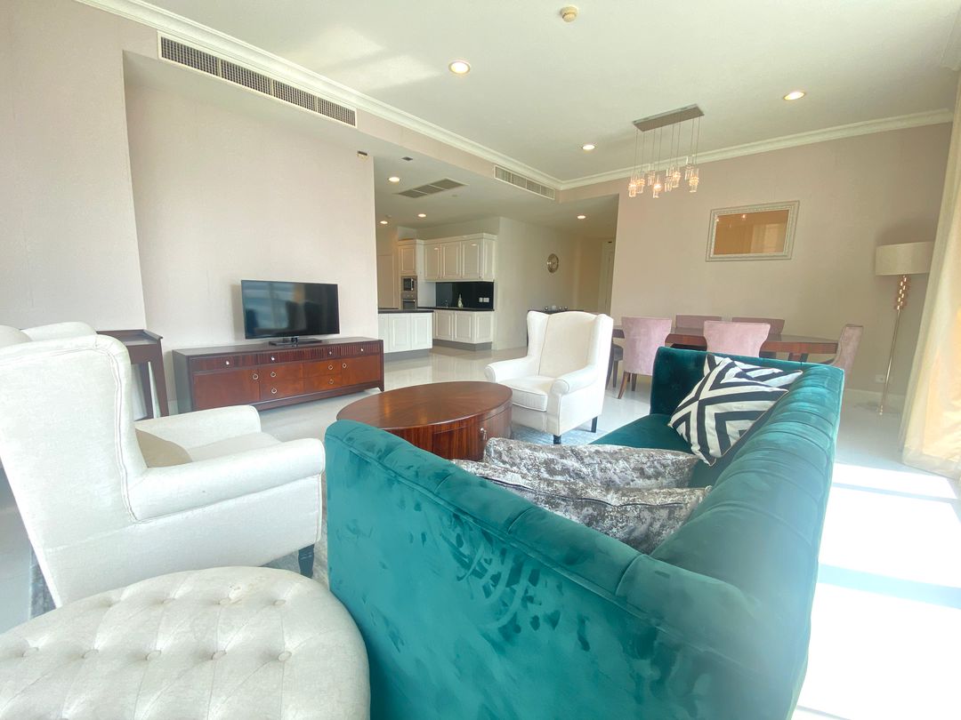 Stunning 3-bedroom, 3-bathroom private residence, 176 sqm with private lift and unblocked views, pet-friendly, 1km from BTS Phrom Phong. Rent for THB 120,000/month.