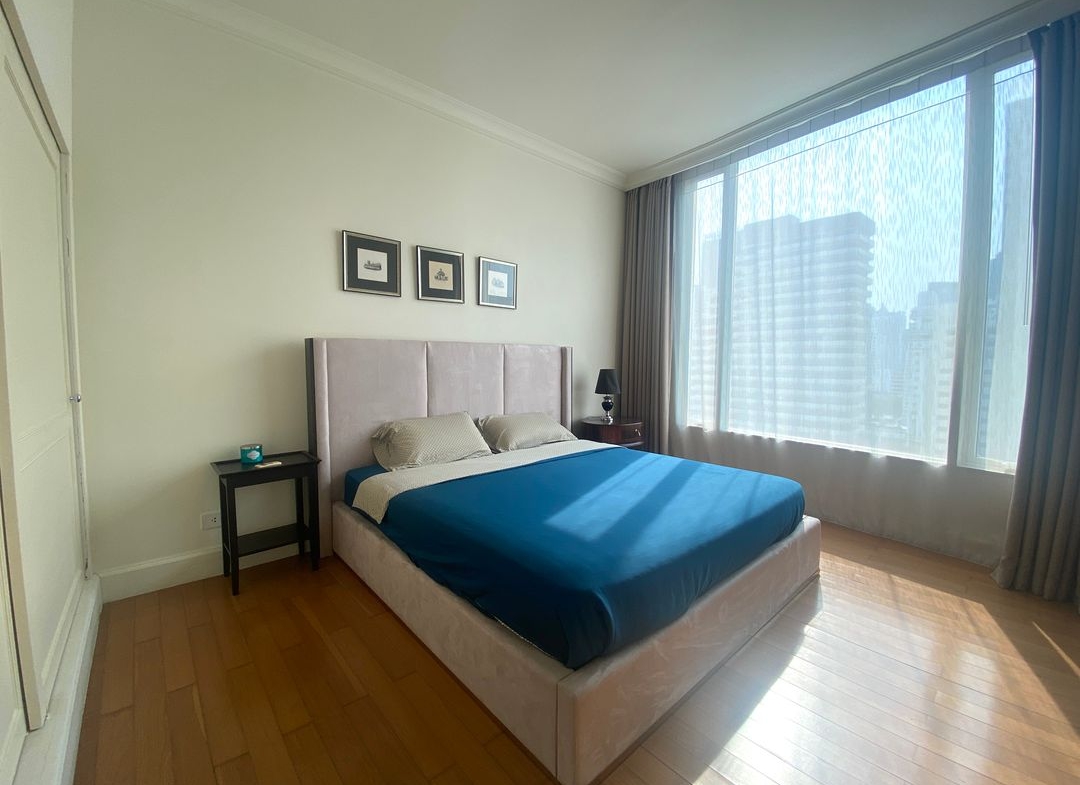 Stunning 3-bedroom, 3-bathroom private residence, 176 sqm with private lift and unblocked views, pet-friendly, 1km from BTS Phrom Phong. Rent for THB 120,000/month.
