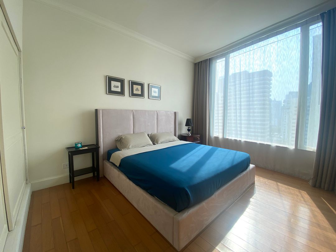 Stunning 3-bedroom, 3-bathroom private residence, 176 sqm with private lift and unblocked views, pet-friendly, 1km from BTS Phrom Phong. Rent for THB 120,000/month.