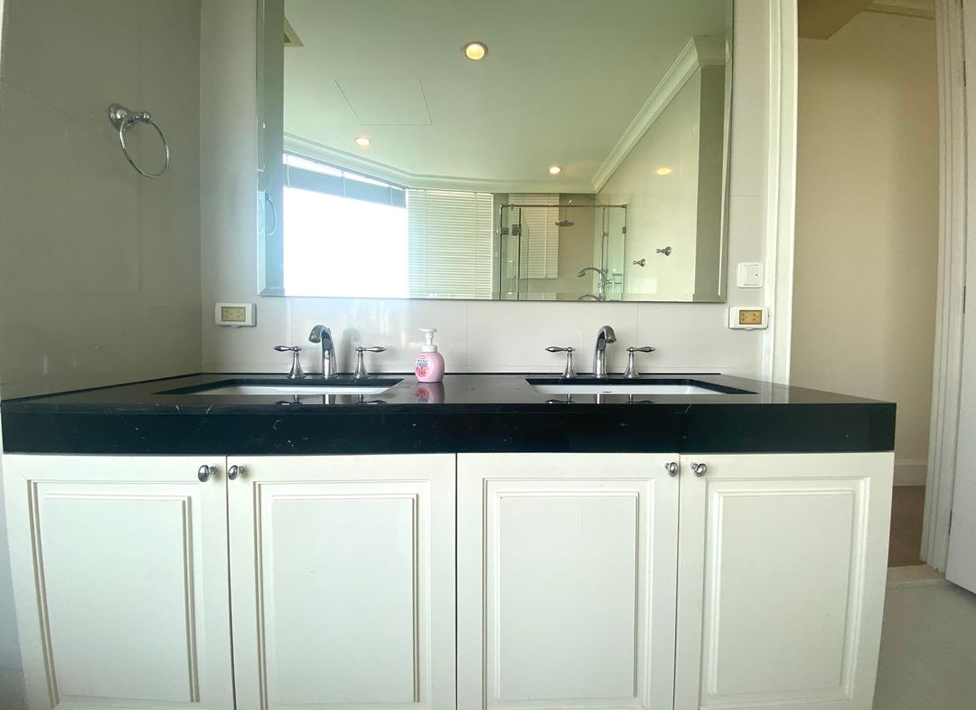Stunning 3-bedroom, 3-bathroom private residence, 176 sqm with private lift and unblocked views, pet-friendly, 1km from BTS Phrom Phong. Rent for THB 120,000/month.