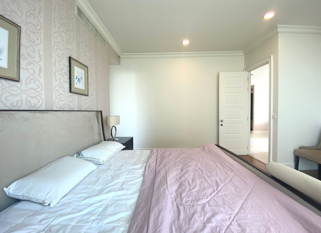 Stunning 3-bedroom, 3-bathroom private residence, 176 sqm with private lift and unblocked views, pet-friendly, 1km from BTS Phrom Phong. Rent for THB 120,000/month.