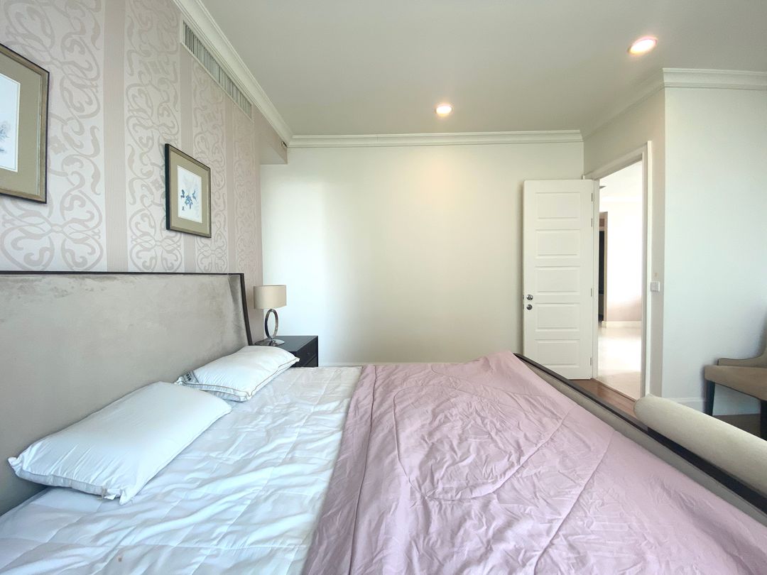 Stunning 3-bedroom, 3-bathroom private residence, 176 sqm with private lift and unblocked views, pet-friendly, 1km from BTS Phrom Phong. Rent for THB 120,000/month.