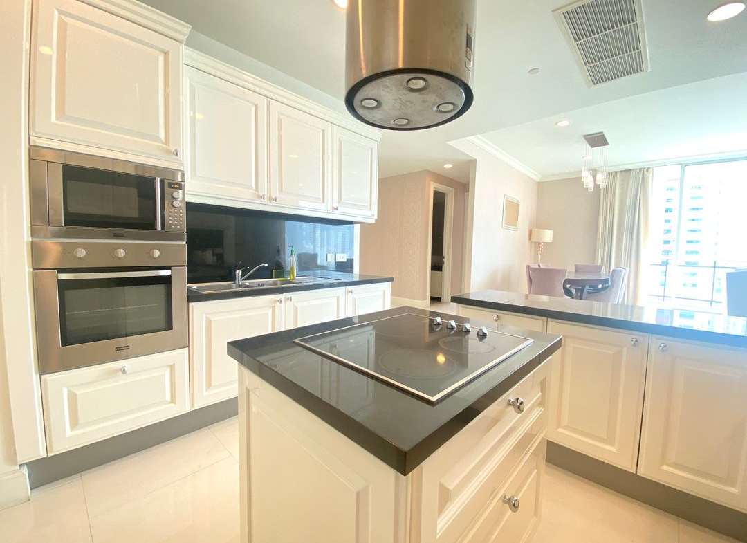 Stunning 3-bedroom, 3-bathroom private residence, 176 sqm with private lift and unblocked views, pet-friendly, 1km from BTS Phrom Phong. Rent for THB 120,000/month.