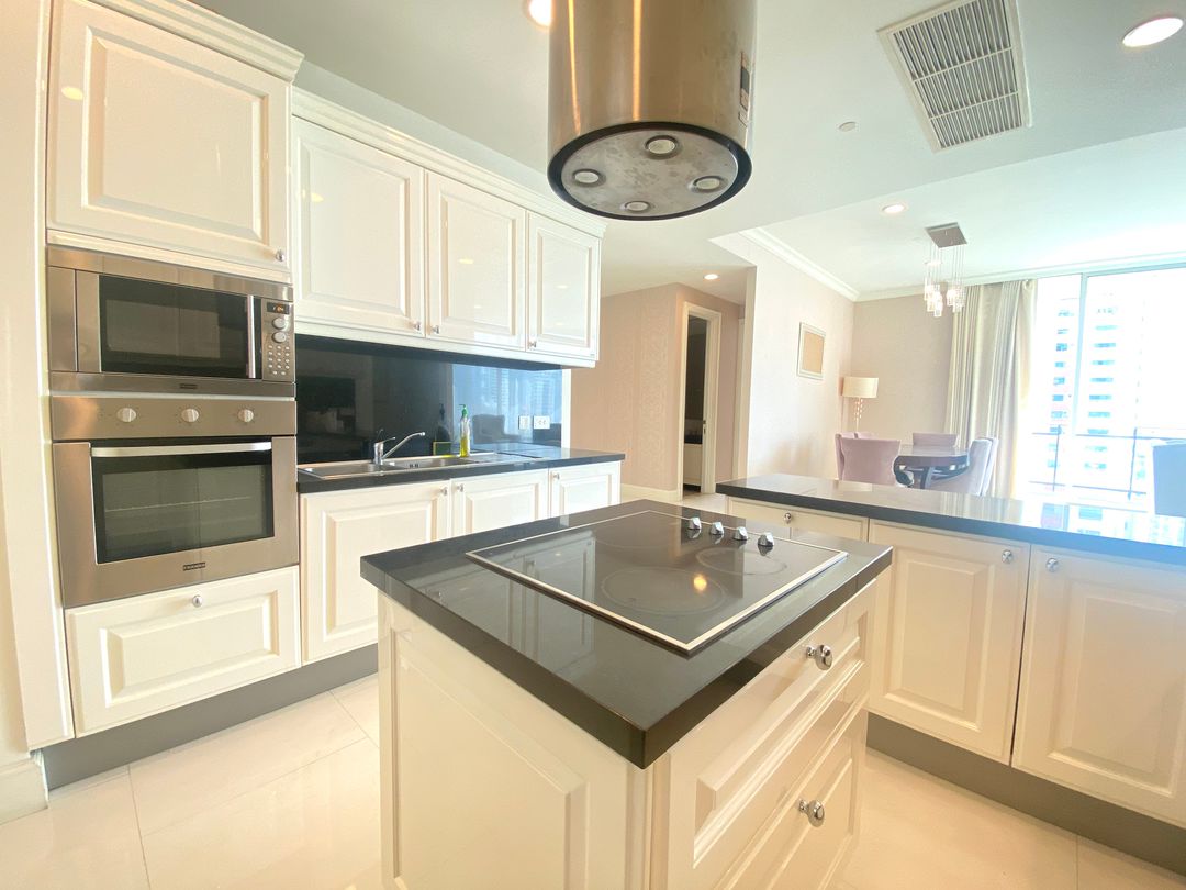 Stunning 3-bedroom, 3-bathroom private residence, 176 sqm with private lift and unblocked views, pet-friendly, 1km from BTS Phrom Phong. Rent for THB 120,000/month.
