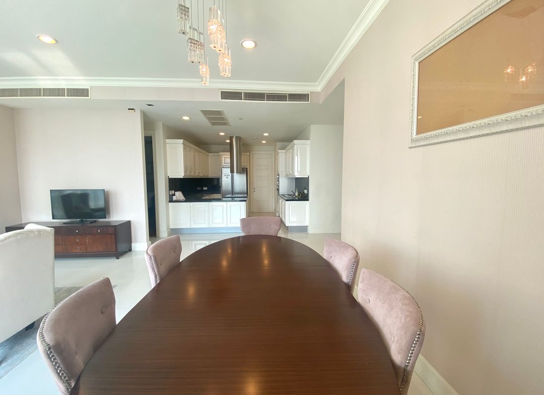 Stunning 3-bedroom, 3-bathroom private residence, 176 sqm with private lift and unblocked views, pet-friendly, 1km from BTS Phrom Phong. Rent for THB 120,000/month.