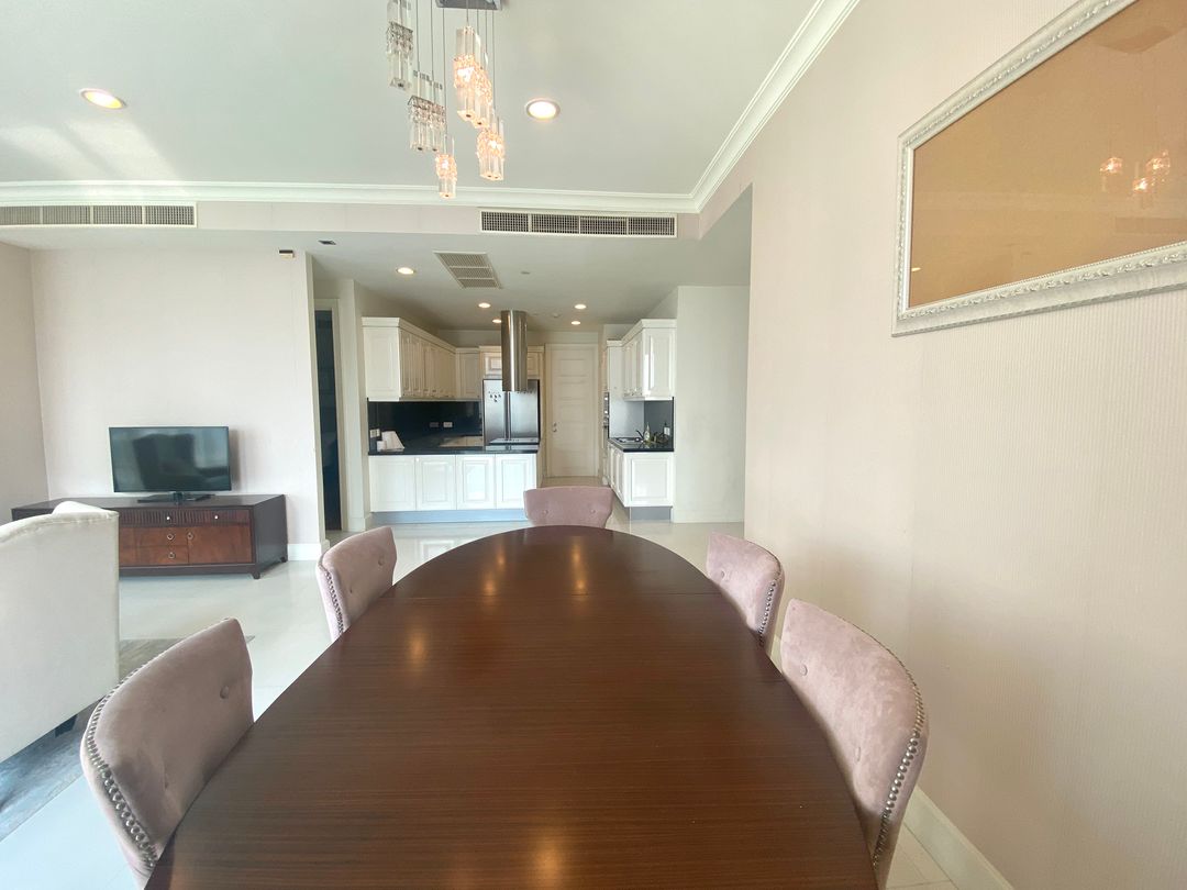 Stunning 3-bedroom, 3-bathroom private residence, 176 sqm with private lift and unblocked views, pet-friendly, 1km from BTS Phrom Phong. Rent for THB 120,000/month.