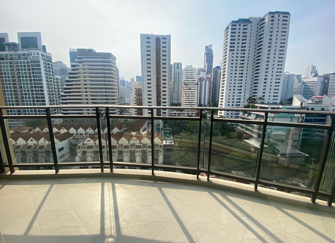 Stunning 3-bedroom, 3-bathroom private residence, 176 sqm with private lift and unblocked views, pet-friendly, 1km from BTS Phrom Phong. Rent for THB 120,000/month.