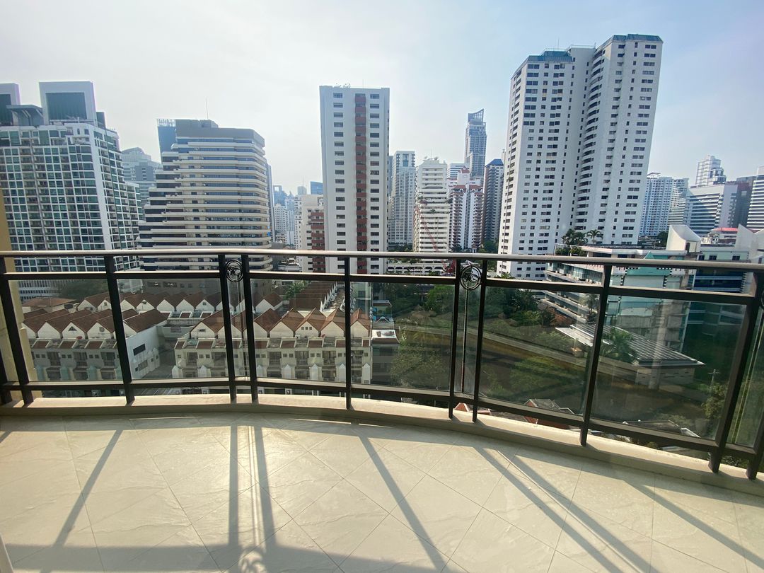 Stunning 3-bedroom, 3-bathroom private residence, 176 sqm with private lift and unblocked views, pet-friendly, 1km from BTS Phrom Phong. Rent for THB 120,000/month.