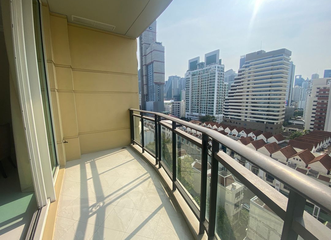 Stunning 3-bedroom, 3-bathroom private residence, 176 sqm with private lift and unblocked views, pet-friendly, 1km from BTS Phrom Phong. Rent for THB 120,000/month.
