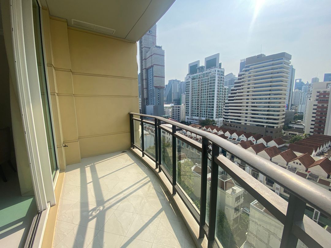 Stunning 3-bedroom, 3-bathroom private residence, 176 sqm with private lift and unblocked views, pet-friendly, 1km from BTS Phrom Phong. Rent for THB 120,000/month.
