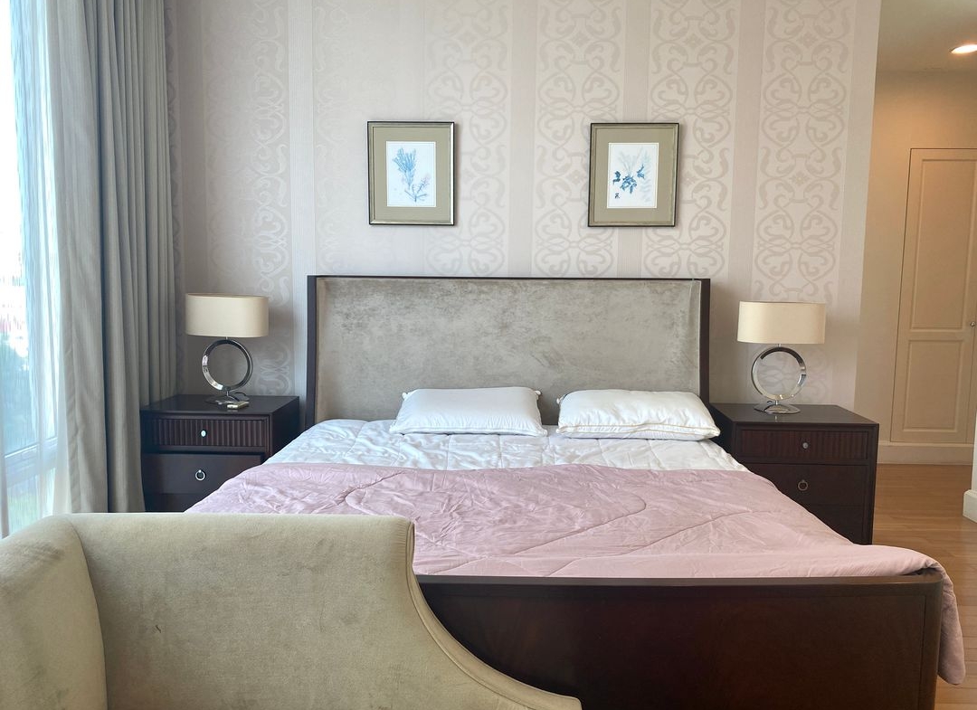 Stunning 3-bedroom, 3-bathroom private residence, 176 sqm with private lift and unblocked views, pet-friendly, 1km from BTS Phrom Phong. Rent for THB 120,000/month.