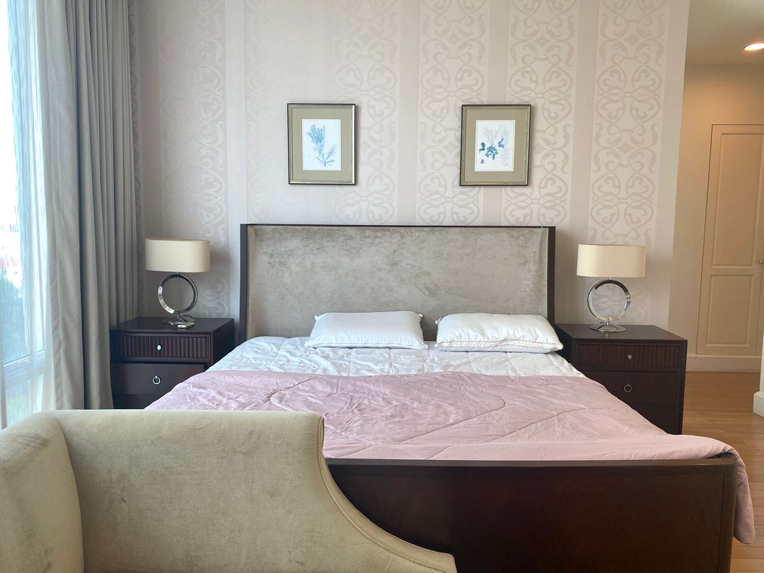 Stunning 3-bedroom, 3-bathroom private residence, 176 sqm with private lift and unblocked views, pet-friendly, 1km from BTS Phrom Phong. Rent for THB 120,000/month.
