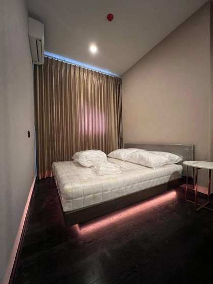 Stylish 1BR condo at Park Origin Thonglor Tower 1, high floor, 33 sqm, stunning city views. 33,000 THB/month. Prime Thonglor location. Great facilities.