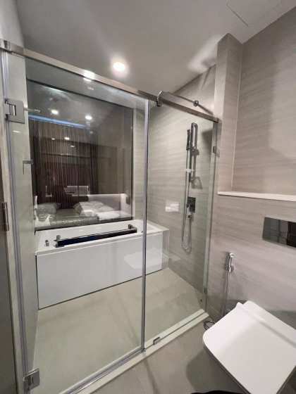 Stylish 1BR condo at Park Origin Thonglor Tower 1, high floor, 33 sqm, stunning city views. 33,000 THB/month. Prime Thonglor location. Great facilities.