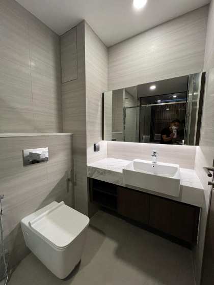 Stylish 1BR condo at Park Origin Thonglor Tower 1, high floor, 33 sqm, stunning city views. 33,000 THB/month. Prime Thonglor location. Great facilities.