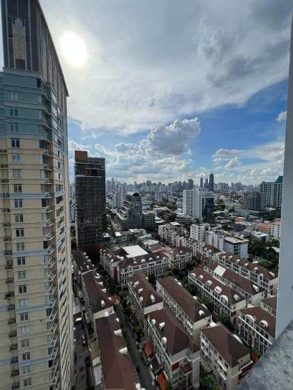 Stylish 1BR condo at Park Origin Thonglor Tower 1, high floor, 33 sqm, stunning city views. 33,000 THB/month. Prime Thonglor location. Great facilities.