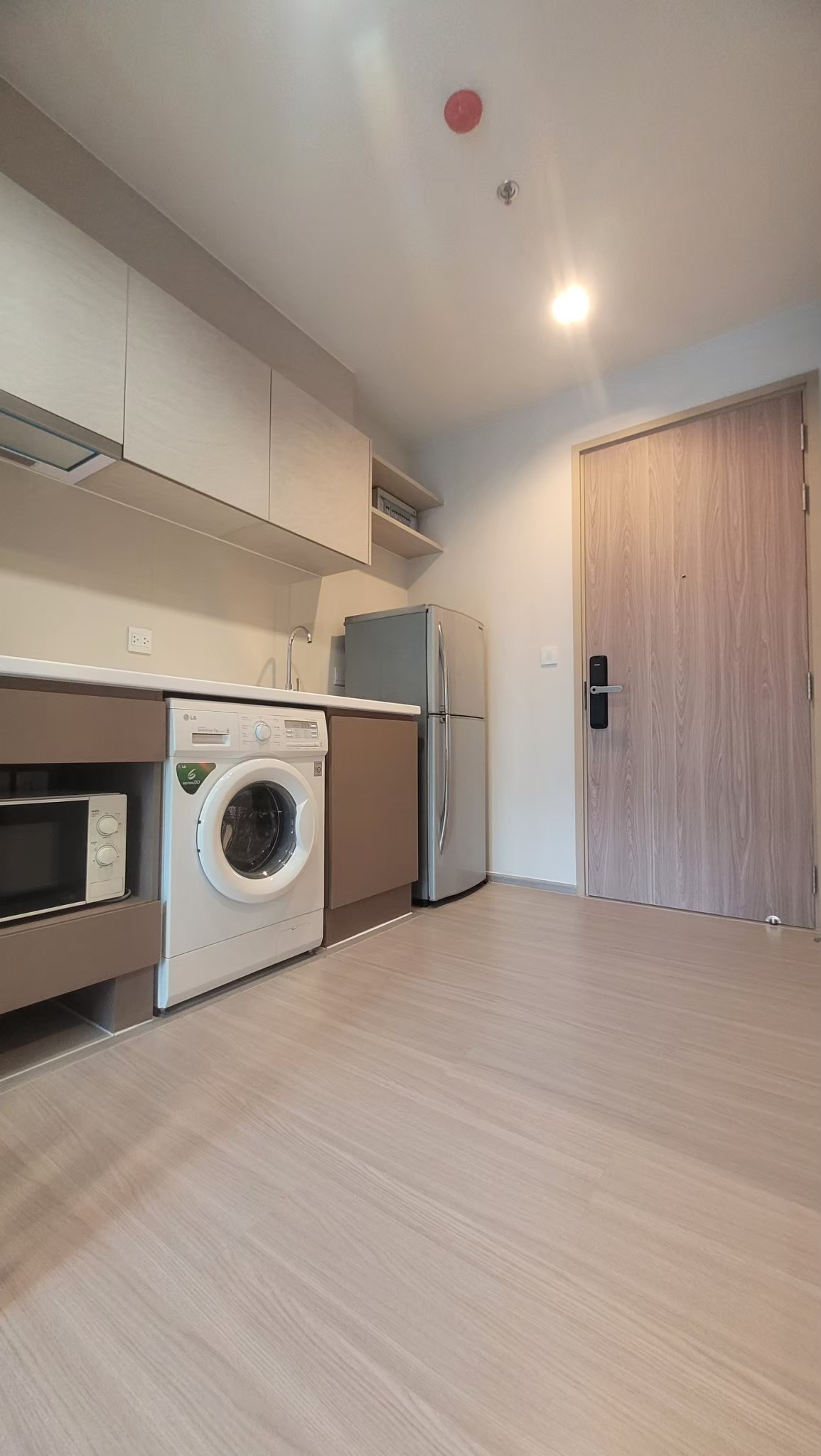 1-Bed, 1-Bath, 40 SQ.M Condo at Life Sathorn Sierra. Rent 18,500 THB/month. Near BTS Talat Phlu. Modern Living with Pool View & Premium Amenities
