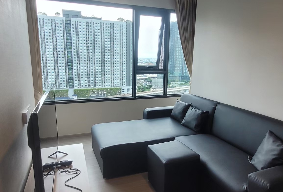 1-Bed, 1-Bath, 40 SQ.M Condo at Life Sathorn Sierra. Rent 18,500 THB/month. Near BTS Talat Phlu. Modern Living with Pool View & Premium Amenities