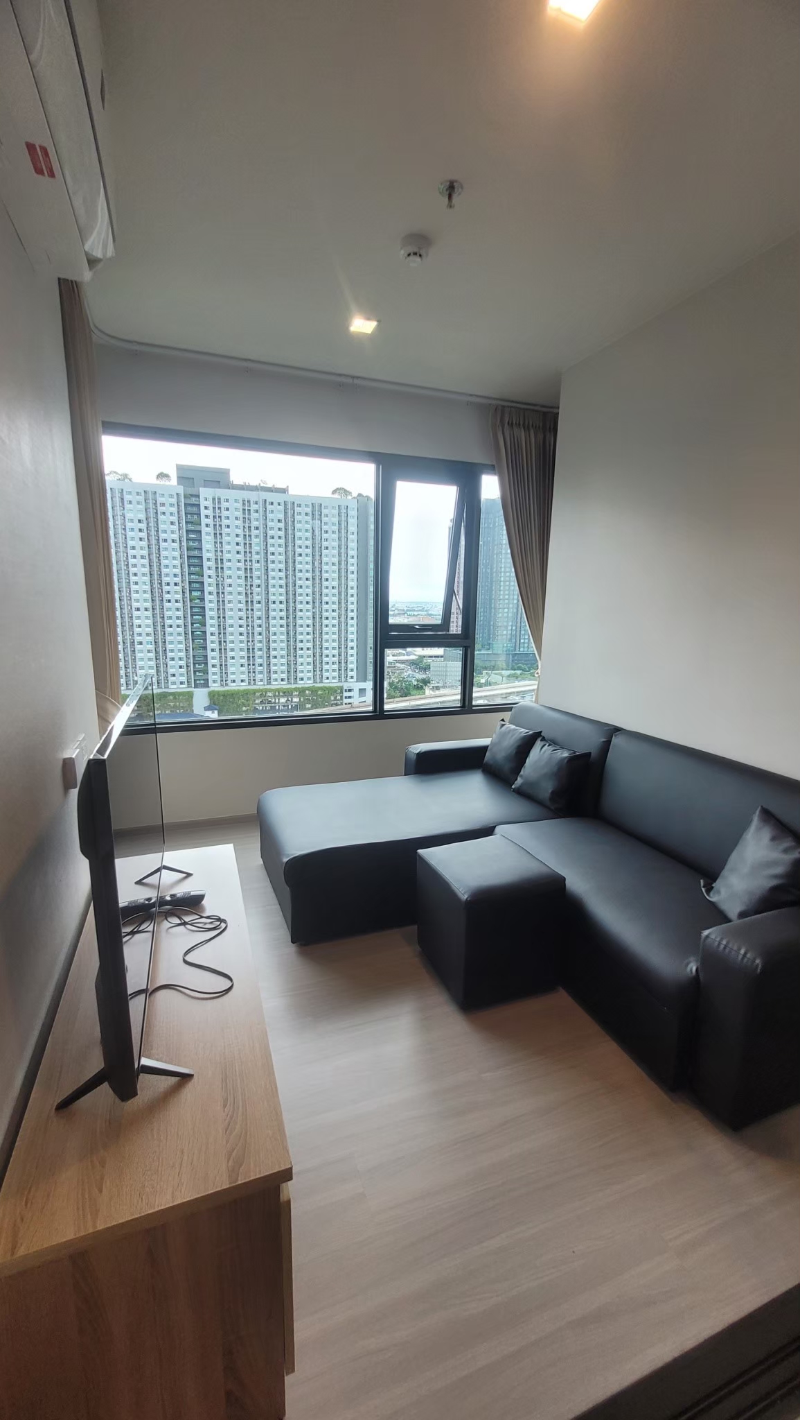 1-Bed, 1-Bath, 40 SQ.M Condo at Life Sathorn Sierra. Rent 18,500 THB/month. Near BTS Talat Phlu. Modern Living with Pool View & Premium Amenities