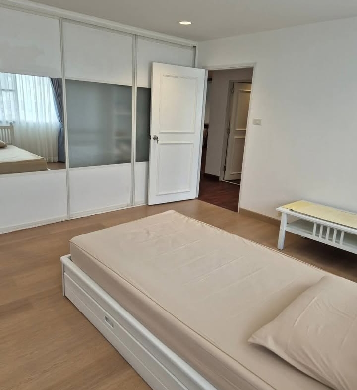 3-Bedroom, 2-Bathroom Condo for Rent, 200 SQM at DS Tower 1 Sukhumvit 33, 79,000 THB/Month, Near Phrom Phong BTS, Newly Renovated