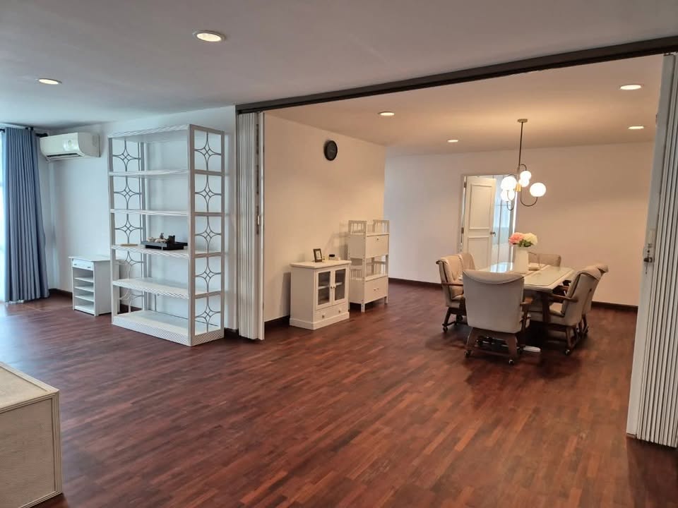 3-Bedroom, 2-Bathroom Condo for Rent, 200 SQM at DS Tower 1 Sukhumvit 33, 79,000 THB/Month, Near Phrom Phong BTS, Newly Renovated