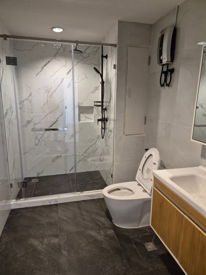 3-Bedroom, 2-Bathroom Condo for Rent, 200 SQM at DS Tower 1 Sukhumvit 33, 79,000 THB/Month, Near Phrom Phong BTS, Newly Renovated