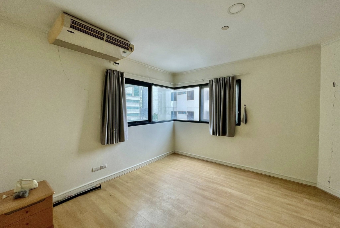 Spacious 2 bed condo at Sathorn Gardens, 94 sqm on 9th floor. Rent ฿40,000/month or buy for ฿11M. Walk to BTS, MRT, Silom & Lumpini Park.