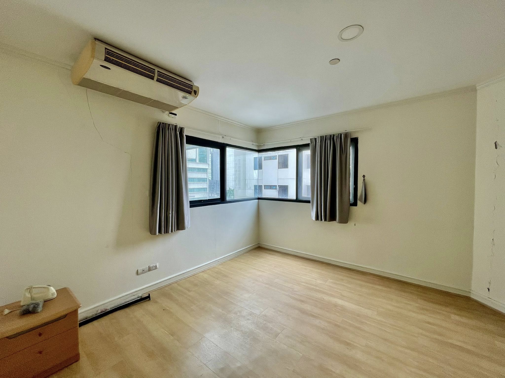 Spacious 2 bed condo at Sathorn Gardens, 94 sqm on 9th floor. Rent ฿40,000/month or buy for ฿11M. Walk to BTS, MRT, Silom & Lumpini Park.