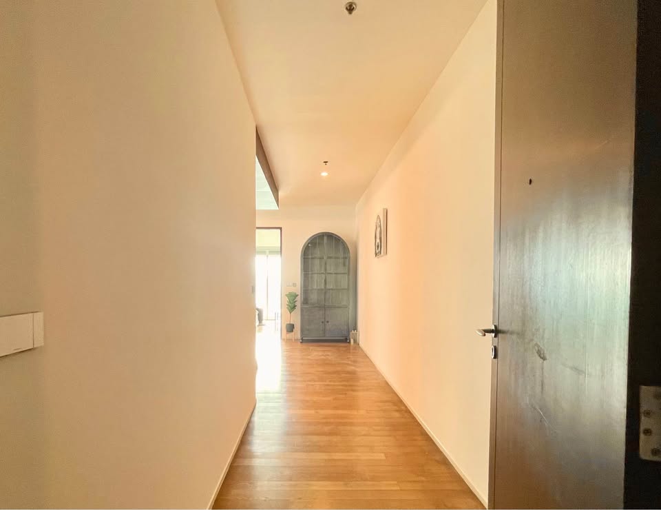High-floor 3 bed, 4 bath at The Madison Sukhumvit 41. 185 sqm, pet-friendly, with unblocked views. Rent: ฿110,000/month. Walk to BTS & Emporium.