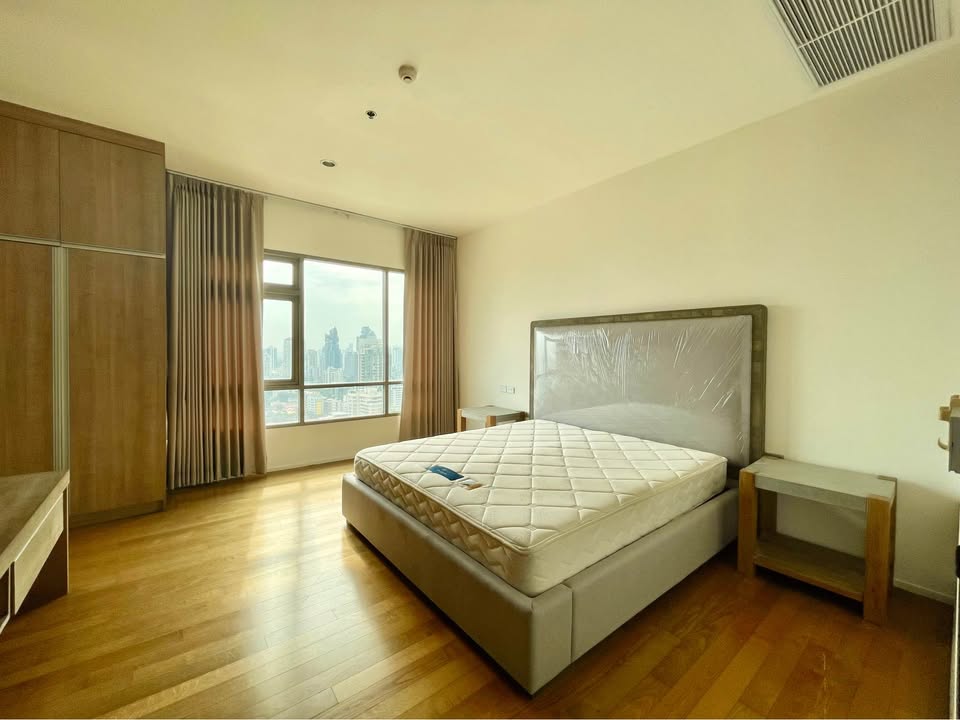 High-floor 3 bed, 4 bath at The Madison Sukhumvit 41. 185 sqm, pet-friendly, with unblocked views. Rent: ฿110,000/month. Walk to BTS & Emporium.