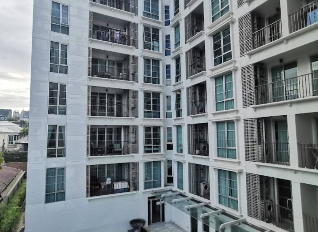 Pet-friendly 1 bed condo at Maestro 39 near BTS Phrom Phong. Fully furnished, peaceful corner unit with top facilities. Ready to move in!