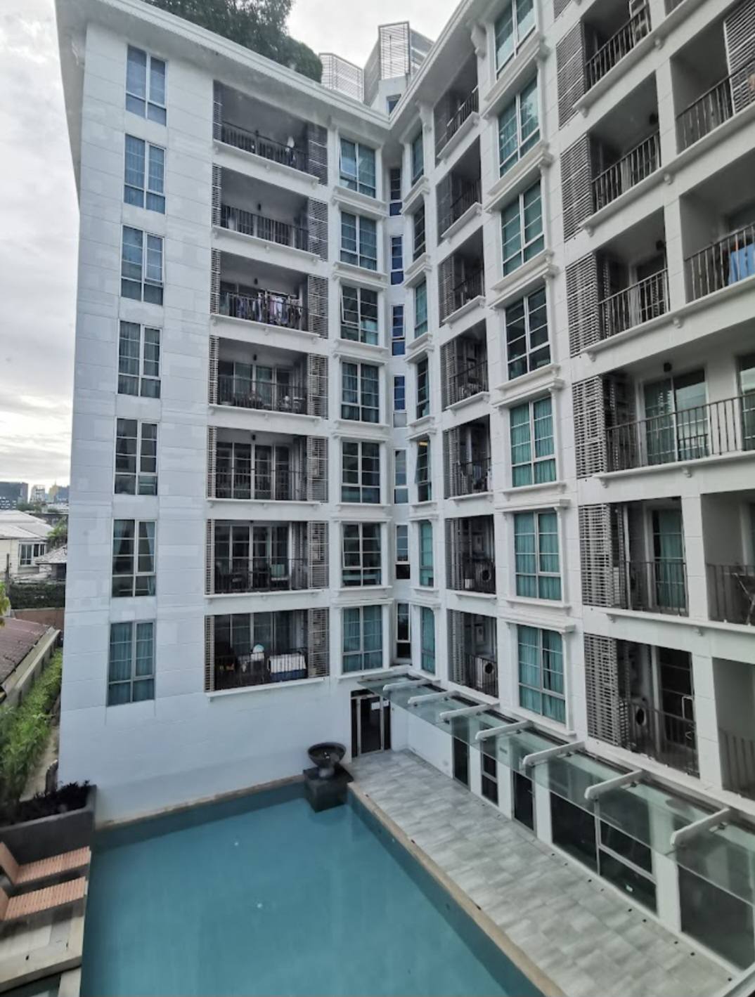 Pet-friendly 1 bed condo at Maestro 39 near BTS Phrom Phong. Fully furnished, peaceful corner unit with top facilities. Ready to move in!
