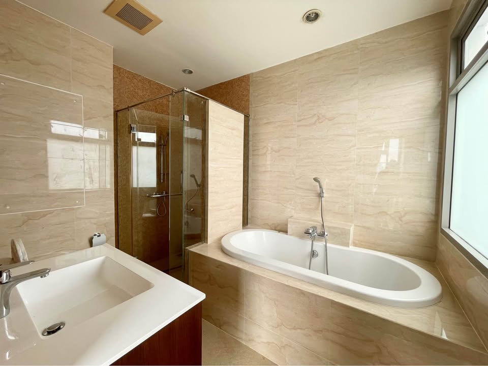 High-floor 3 bed, 4 bath at The Madison Sukhumvit 41. 185 sqm, pet-friendly, with unblocked views. Rent: ฿110,000/month. Walk to BTS & Emporium.