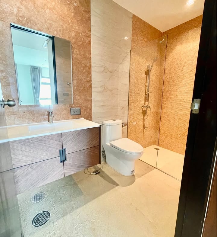 High-floor 3 bed, 4 bath at The Madison Sukhumvit 41. 185 sqm, pet-friendly, with unblocked views. Rent: ฿110,000/month. Walk to BTS & Emporium.