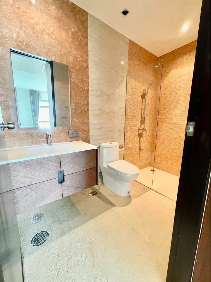 High-floor 3 bed, 4 bath at The Madison Sukhumvit 41. 185 sqm, pet-friendly, with unblocked views. Rent: ฿110,000/month. Walk to BTS & Emporium.