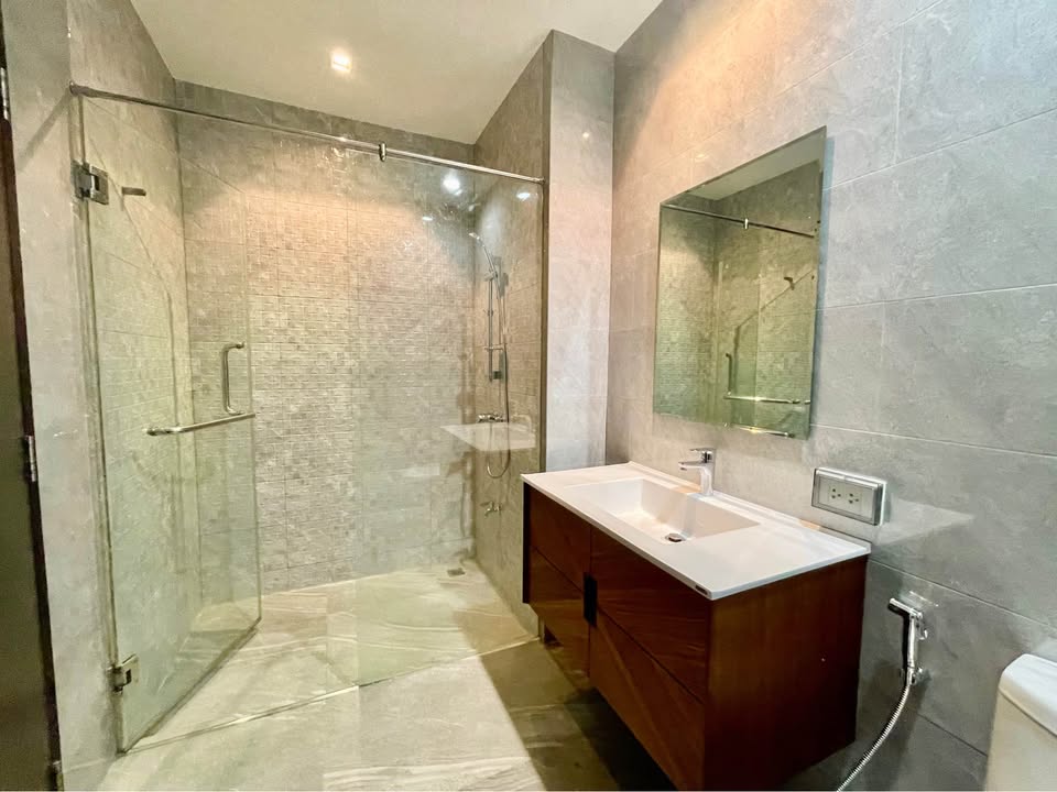 High-floor 3 bed, 4 bath at The Madison Sukhumvit 41. 185 sqm, pet-friendly, with unblocked views. Rent: ฿110,000/month. Walk to BTS & Emporium.