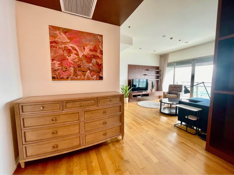 High-floor 3 bed, 4 bath at The Madison Sukhumvit 41. 185 sqm, pet-friendly, with unblocked views. Rent: ฿110,000/month. Walk to BTS & Emporium.