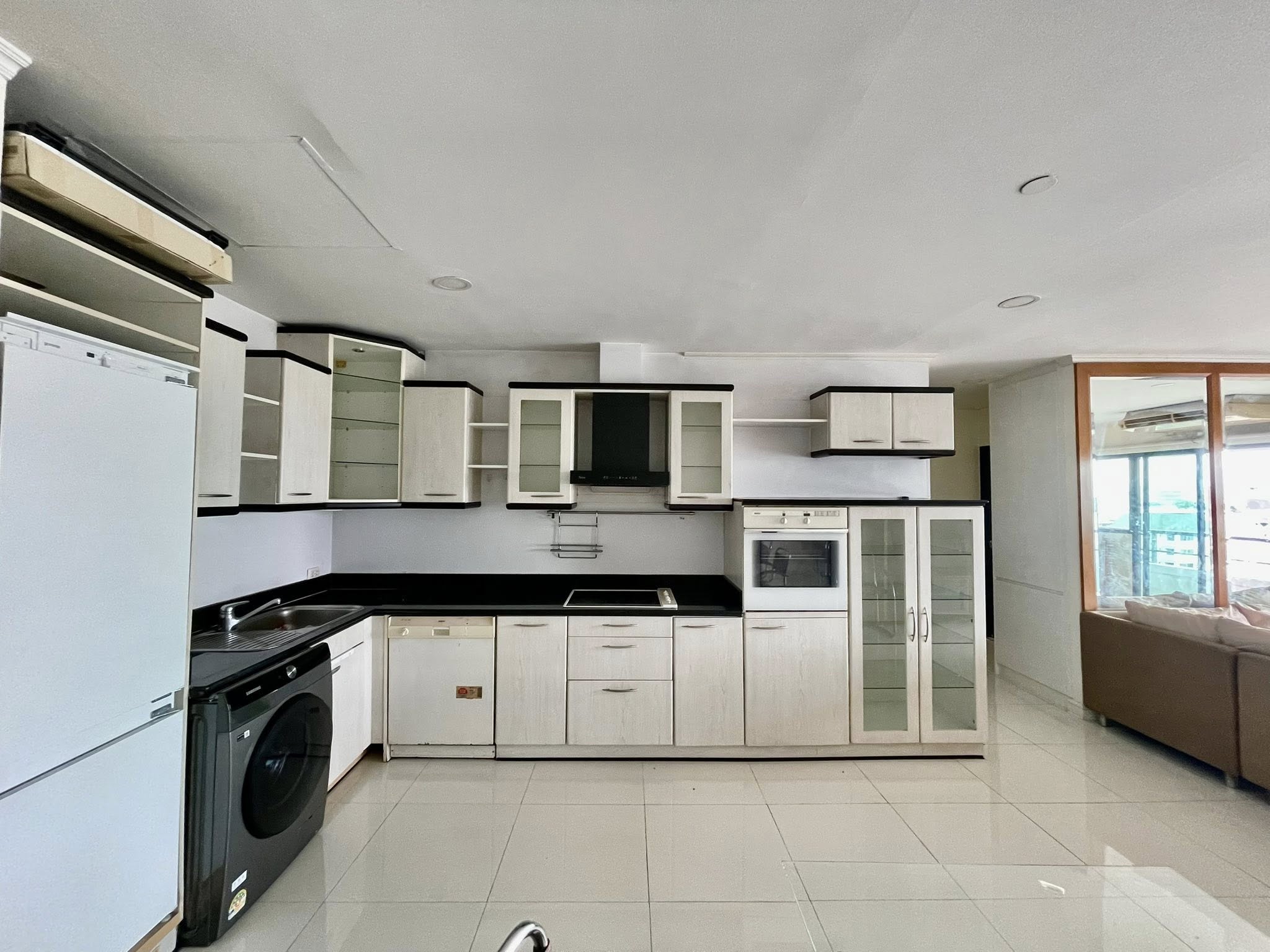 Spacious 2 bed condo at Sathorn Gardens, 94 sqm on 9th floor. Rent ฿40,000/month or buy for ฿11M. Walk to BTS, MRT, Silom & Lumpini Park.